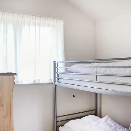 Three-bedroom Holiday In רורלו